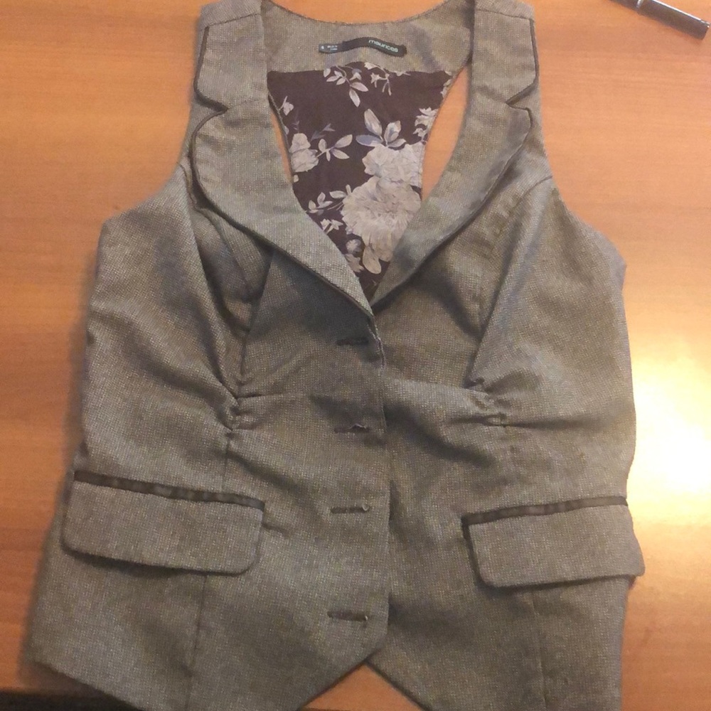 Sleeveless blazer